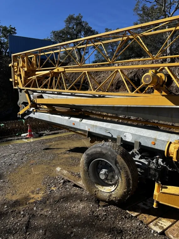 Montage d'une grue HD21 aux Issambres, Fréjus, Red One Dépannage Grues