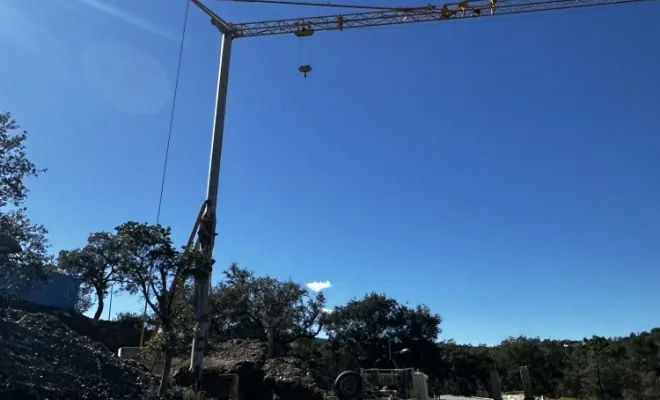 Montage d'une grue HD21 aux Issambres, Fréjus, Red One Dépannage Grues